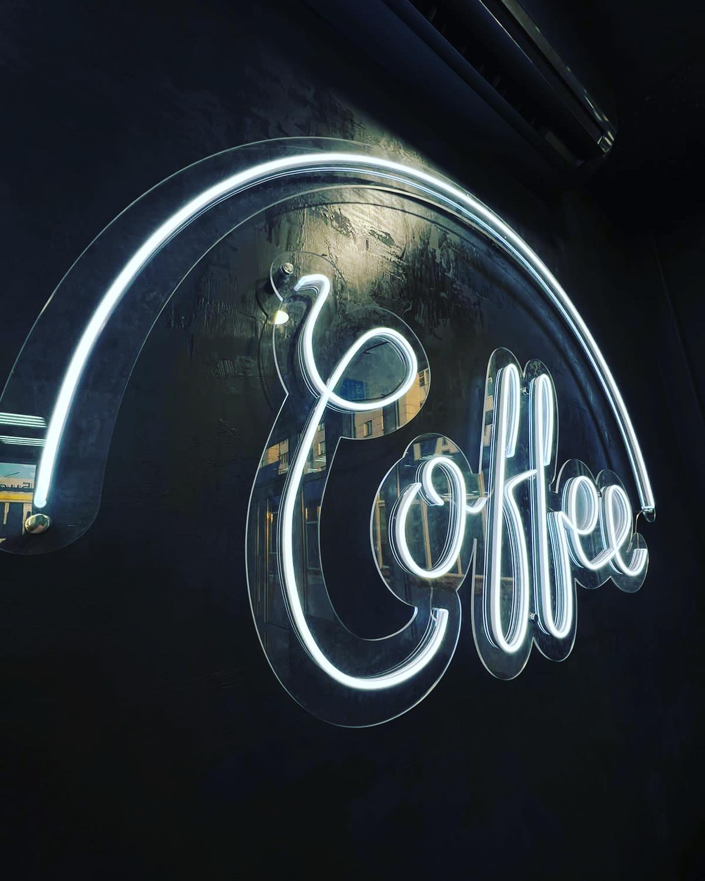 Coffee: гибкий неон на стене