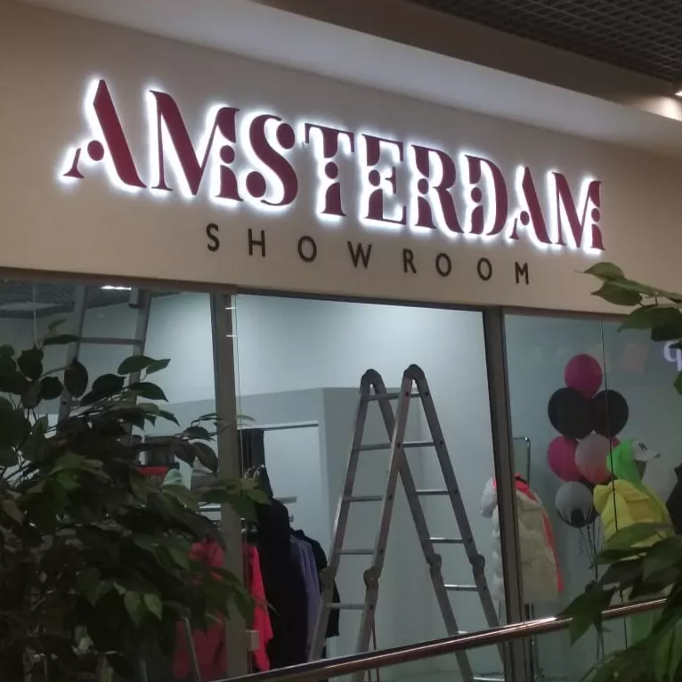 Amsterdam Showroom: буквы над входом в шоурум